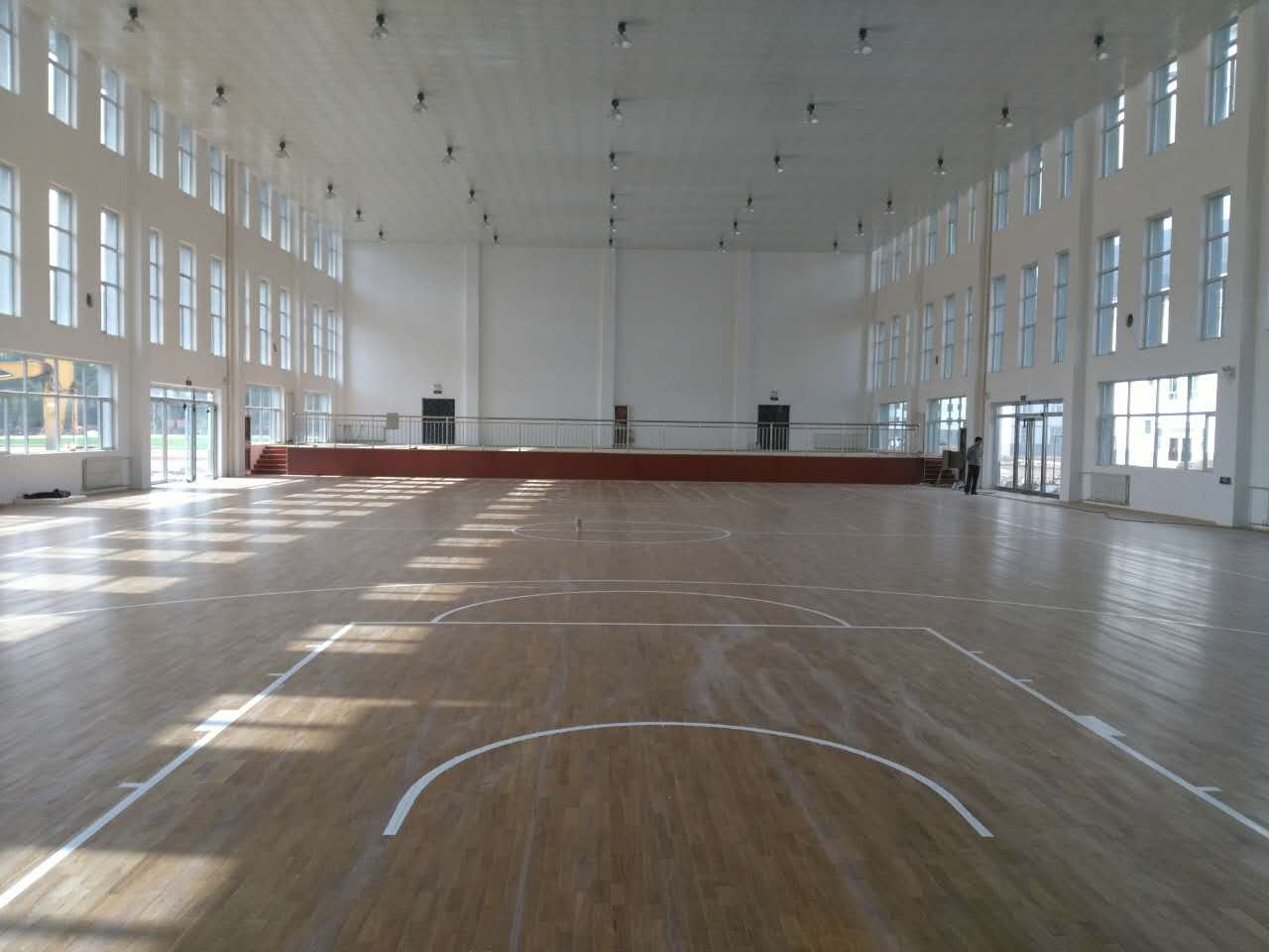 運(yùn)動木地板是體育運(yùn)動場所一定要選擇的專用地板